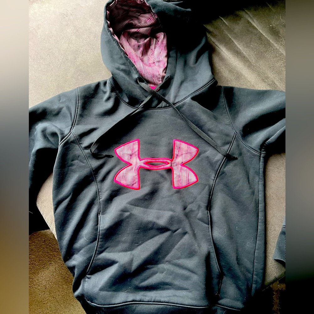 Women’s small Black under armor sweatshirt